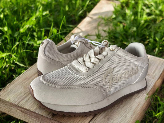 Tenis Guess para Dama - Beige con Logo en Relieve
