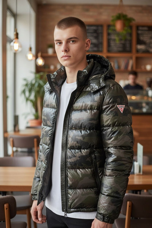 Chamarra Guess Acolchada Camuflaje con Capucha | Hombre Talla M