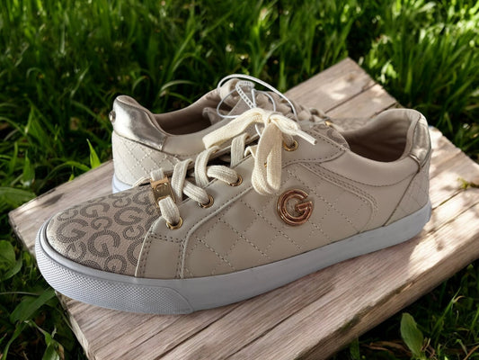 Tenis Guess para Mujer en Color Beige con Detalles Dorados